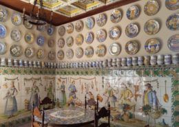 Sala museo de cerámica en una de las fábricas más antiguas de Manises con piezas únicas y cerámica antigua